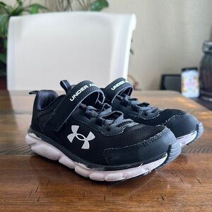 Under Armour Black and White Sneakers with Cushioned Sole